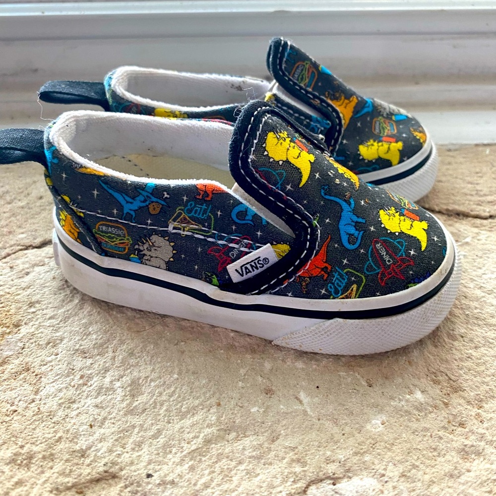Vans Unisex Youth Classic Slip On Shoe Dino Asphalt/White Size 4 US toddler